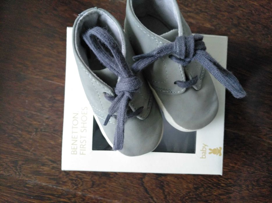 Sapato de bebé cinzentos -benetton