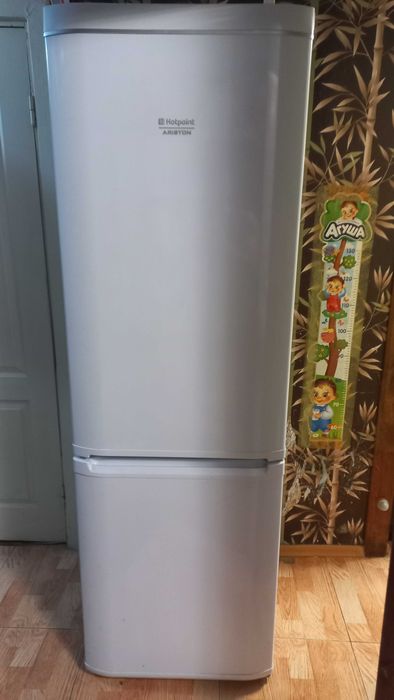 Холодильник Hotpoint Ariston на половину робочий (2 двигуни)