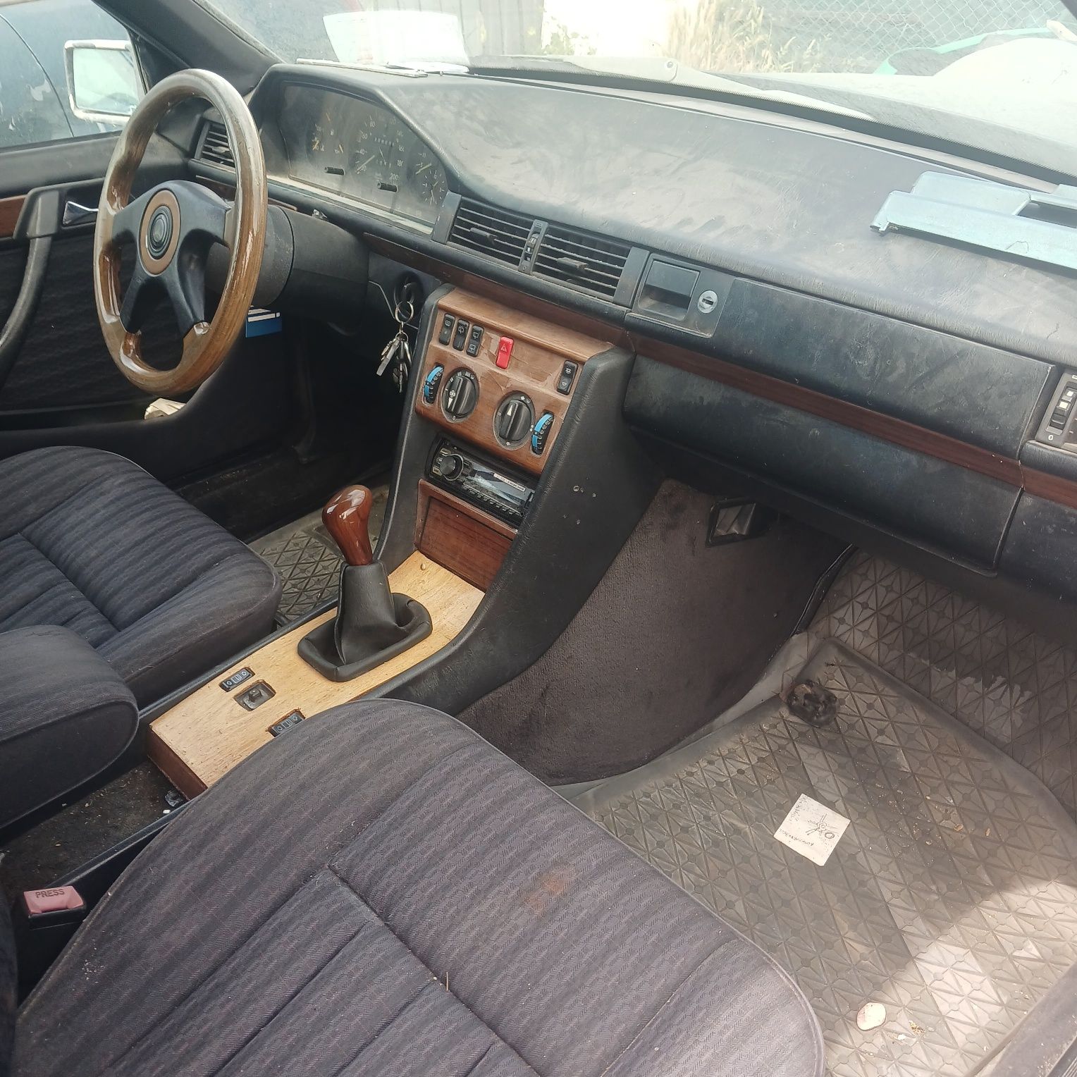 Mercedes 124.  250D