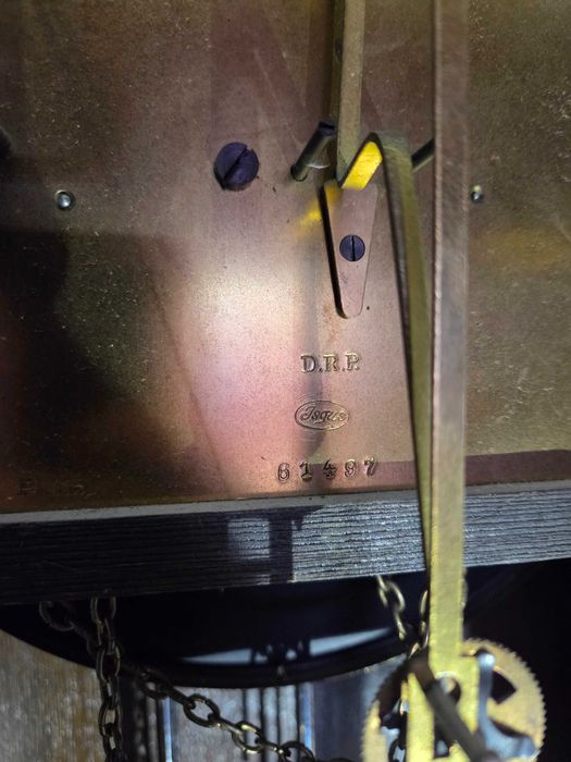 Stylowy zegar Isgus stojący – klimat dawnych lat, wyjątkowy charakter.