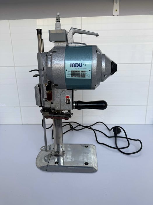 Nóż krawiecki pionowy INDU KS-AU-750-8"