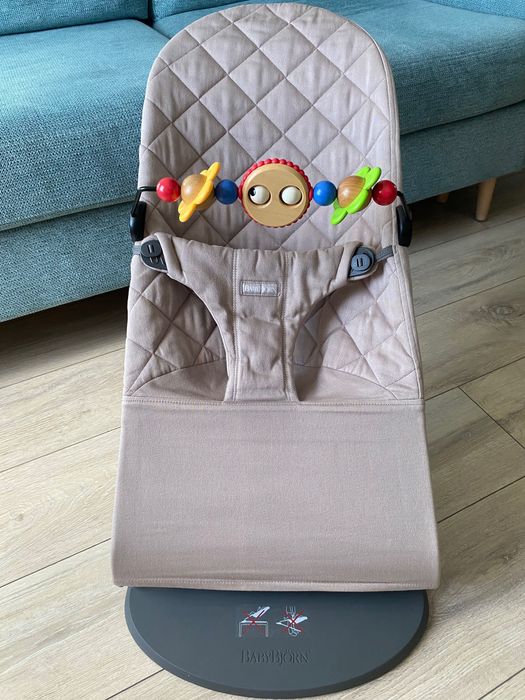 Leżaczek bujaczek Babybjorn z zabawką