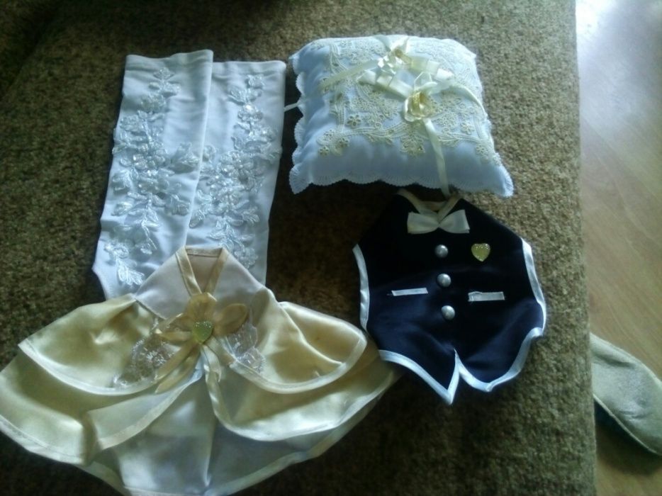 Продам подушечку для колец,перчатки для невесты,одежу для бутылок.