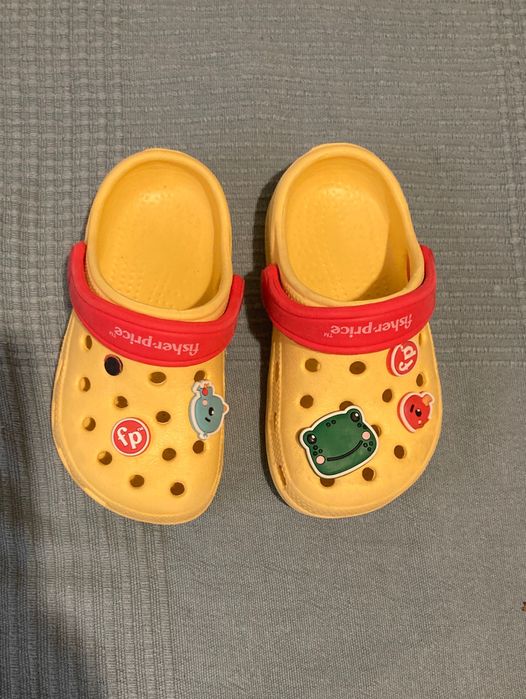 Klapki, buty basenowe 22