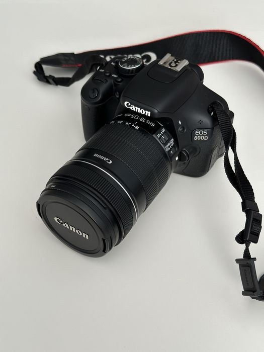 Дзеркальний фотоапарат Canon EOS 600D + об'єктив EF-S 18-135mm + сумка