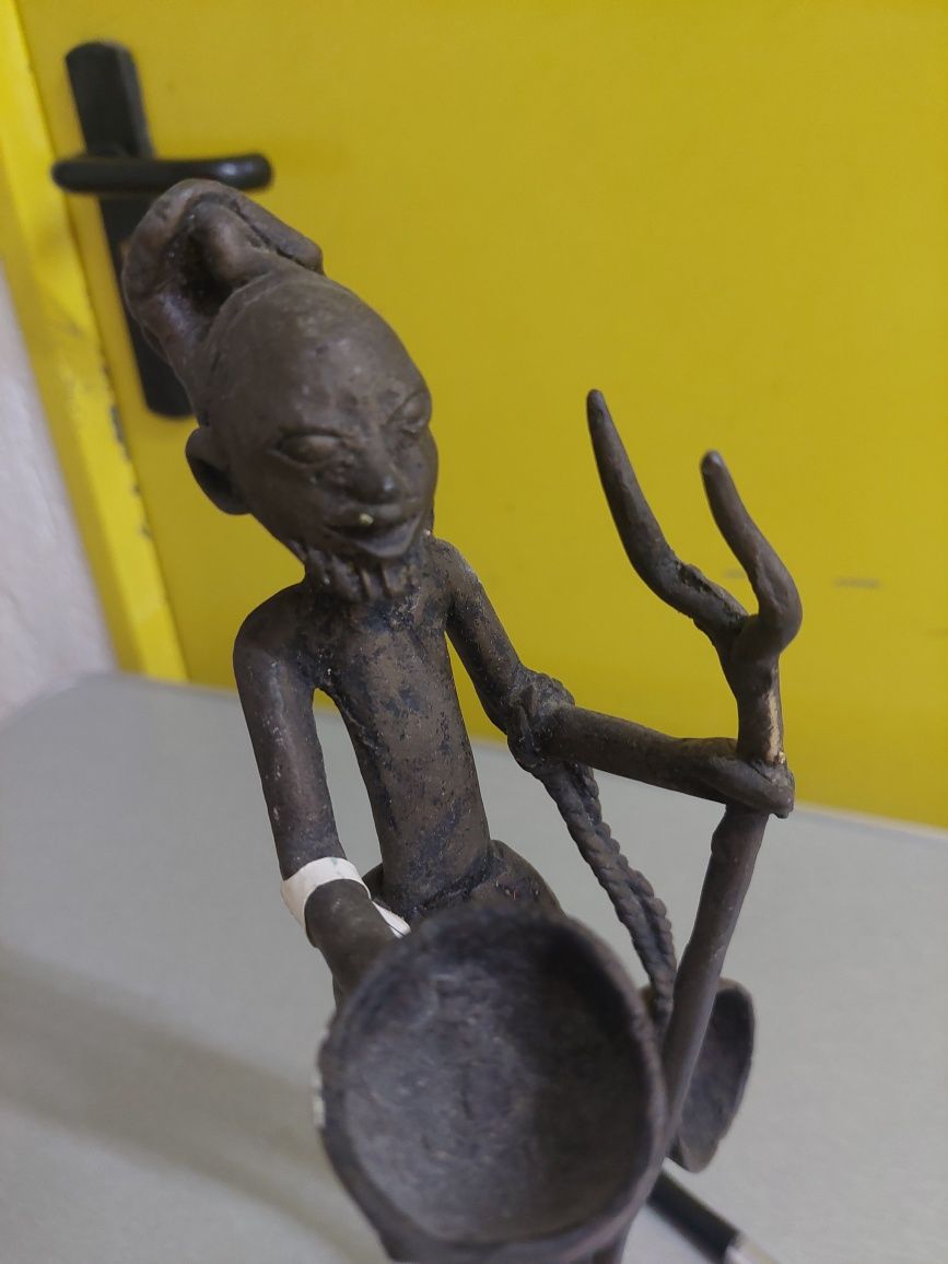 Figura escultura antiga em metal