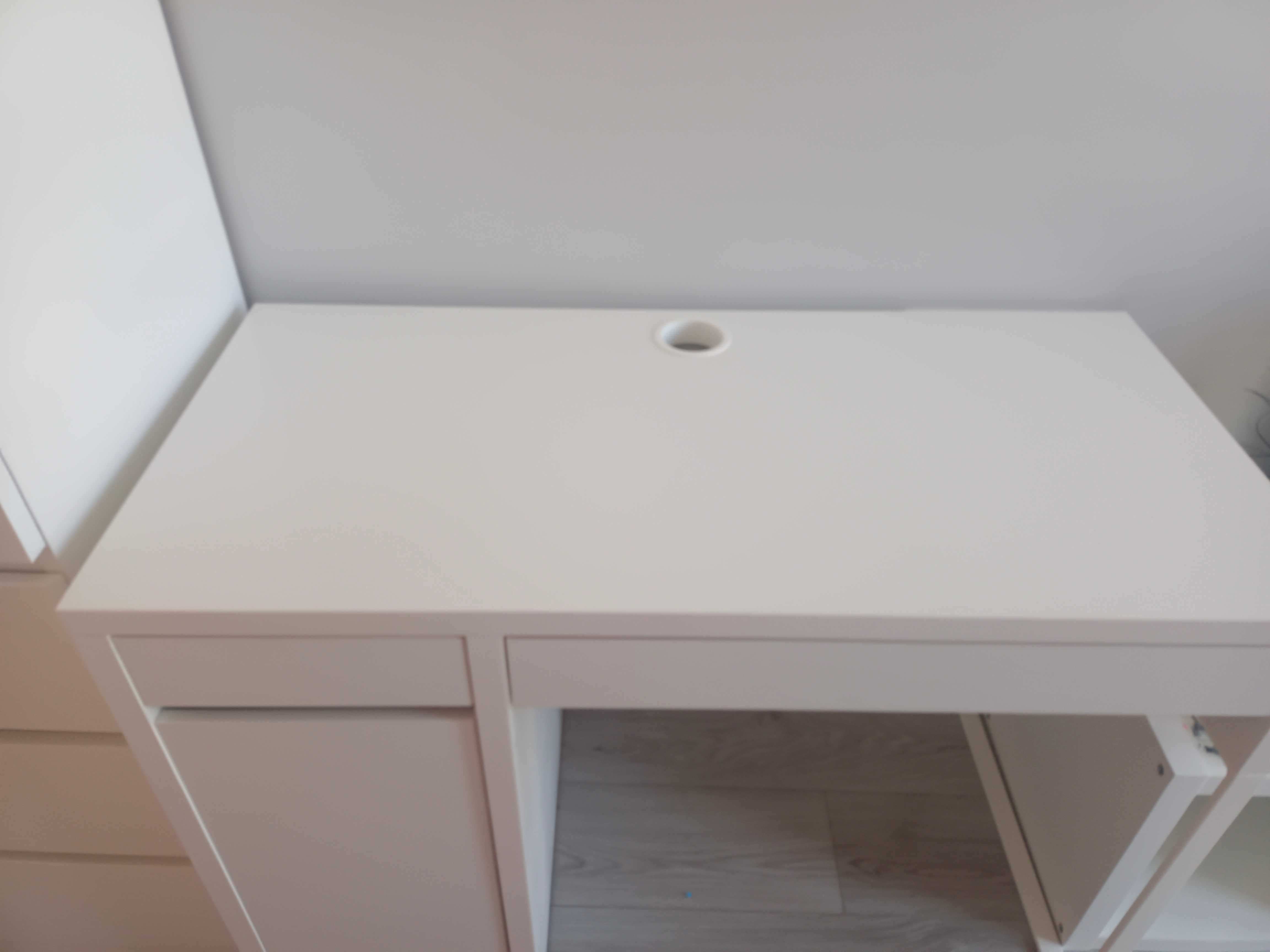 Białe biurko Ikea