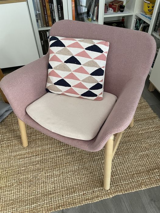 Poltrona rosa “VEDBO” IKEA