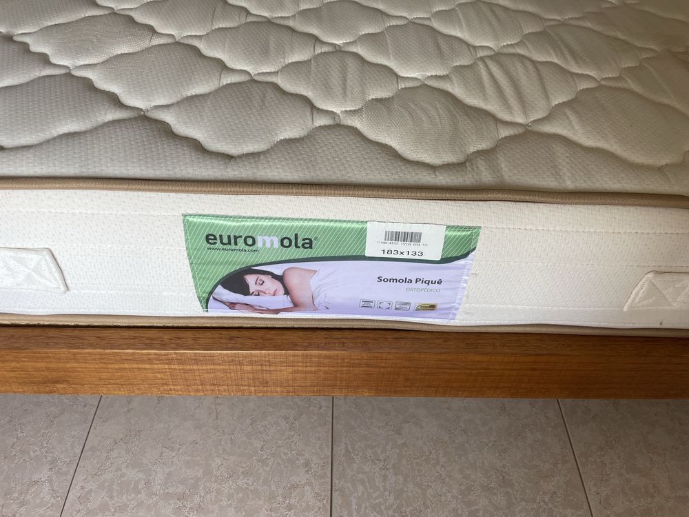 Cama de casal como nova e colchão com pouco uso