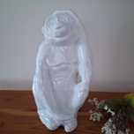 Figurka małpy z białej porcelany