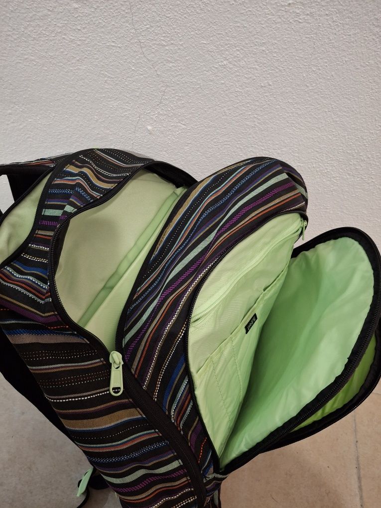 Mochila escolar com várias divisórias