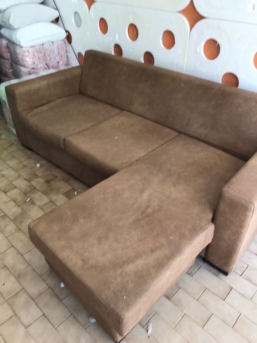 Sofa, guarda-fatos, movel com espelho e mesinhas de cabeceira
