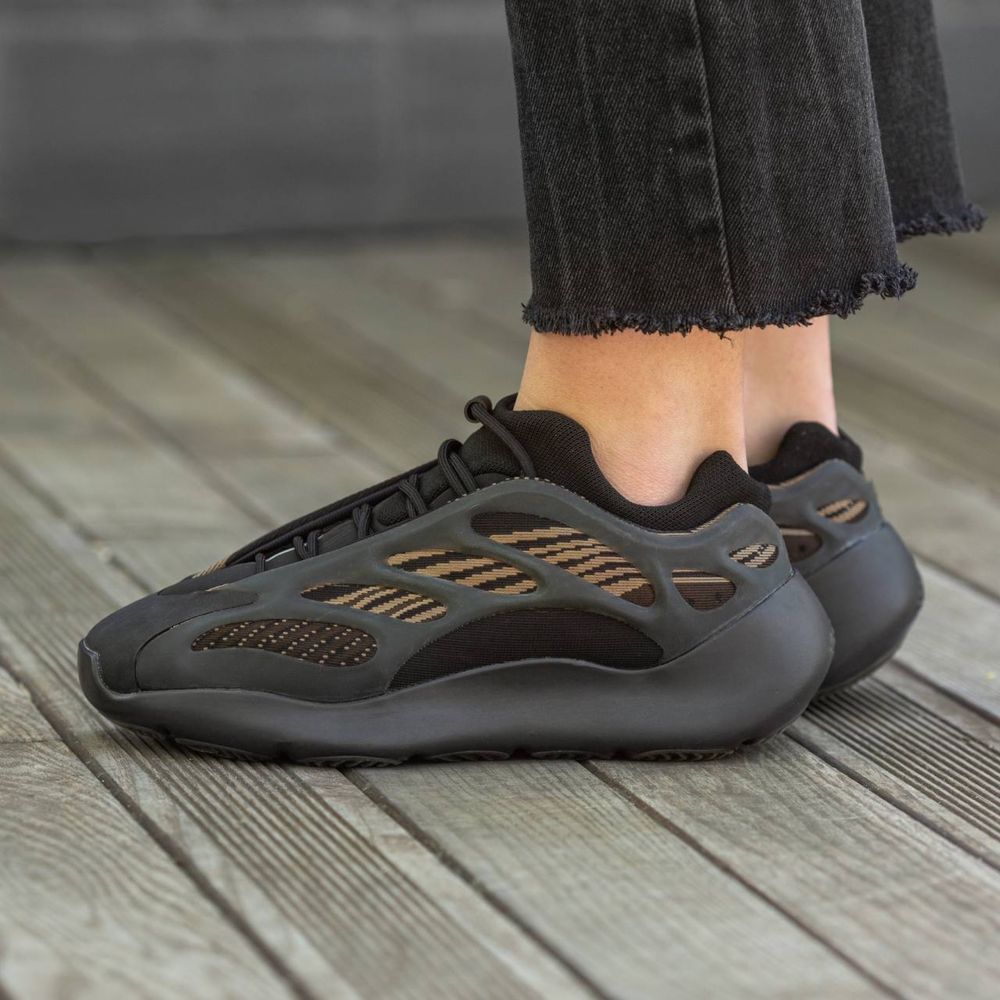 Кросівки жіночі Adidas Yeezy Boost 700 v3 Brown 36-45