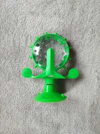 Zabawka dla kota na smaczki z dzwoneczkiem w kolorze zielonym