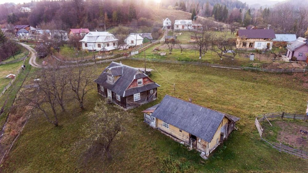 Гуцульська хата в Карпатах | 32 сот. під забудову + ліс, річка