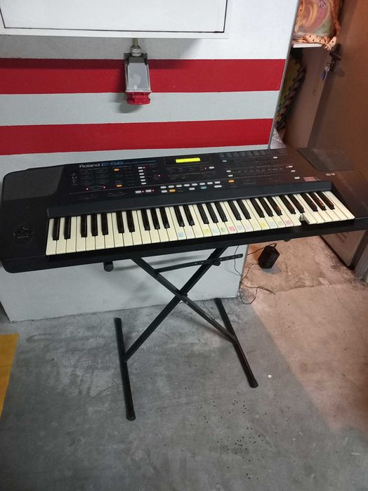 Sintetizador roland E 56 (com tecla partida)