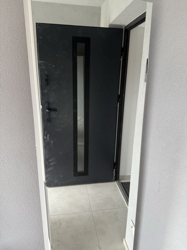 Wysoka szafka na buty z lustrem do przedpokoju