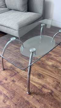 Szklany stolik z metalowymi nogami