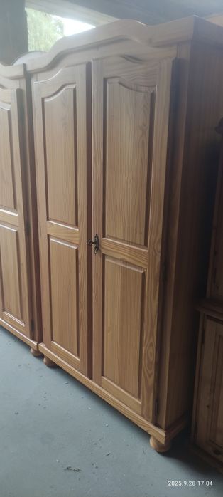 Szafy sosnowe 2 , 3 drzwiowe stan bdb