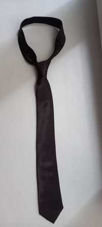 Краватка темного кольору