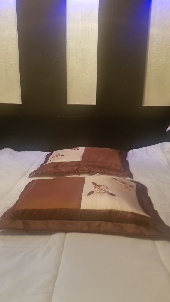 Narzuta na łóżko plus 2 poszewki na poduszki