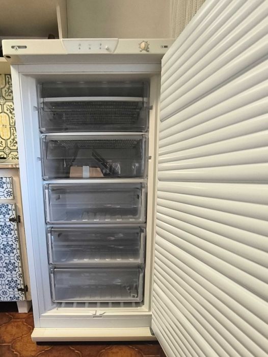 Arca Congeladora Vertical Whirlpool