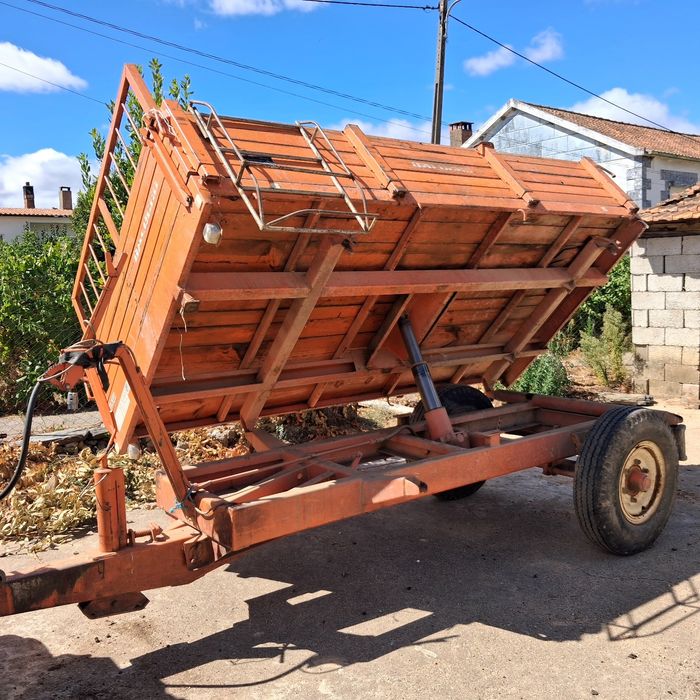 Reboque  tribascula para trator agrícola
