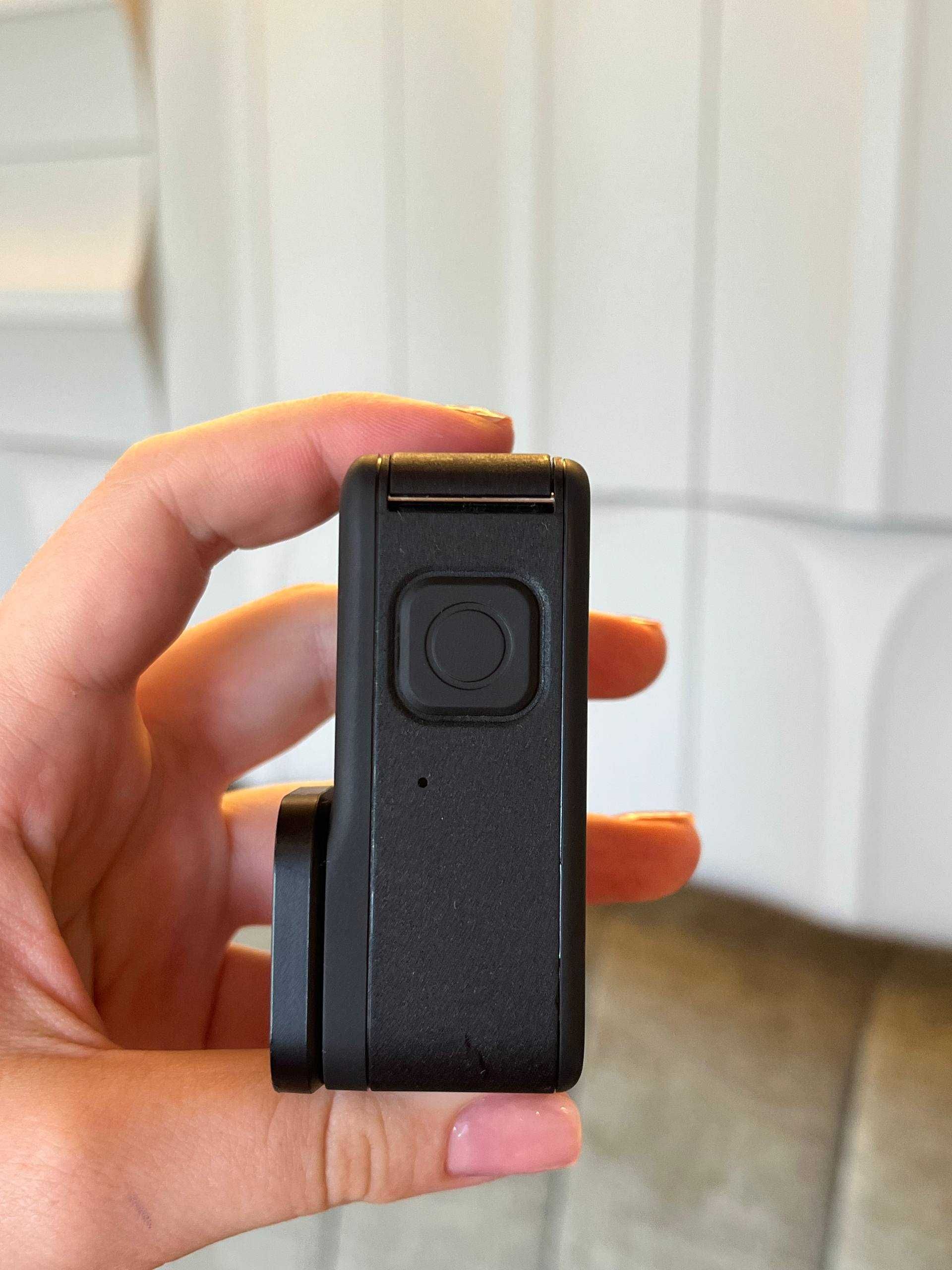 Екшн-камера GoPro Hero 13 з двома акумуляторами.