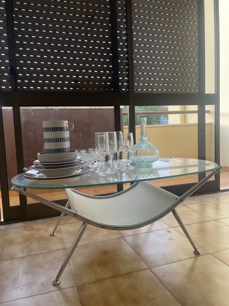 Loiça e mesa usadas.