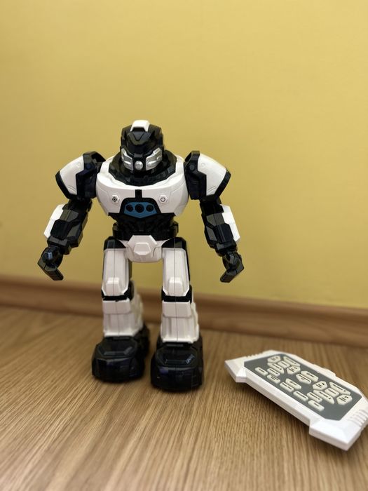 Робот із пультом керування