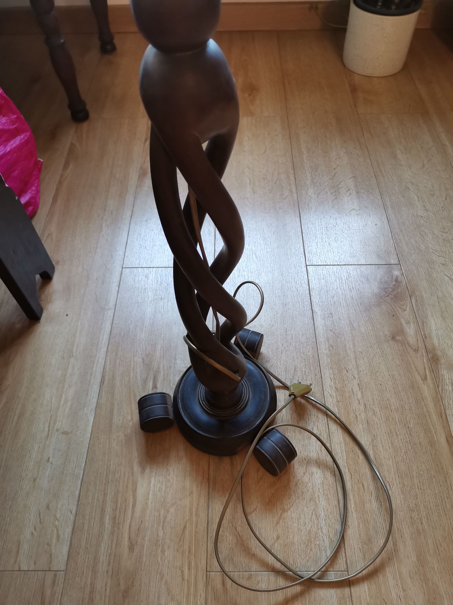 Candeeiro de pé em pau preto
