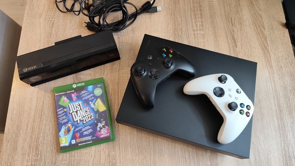 Xbox One X + 2 pady + Kinect + Just Dance 2022