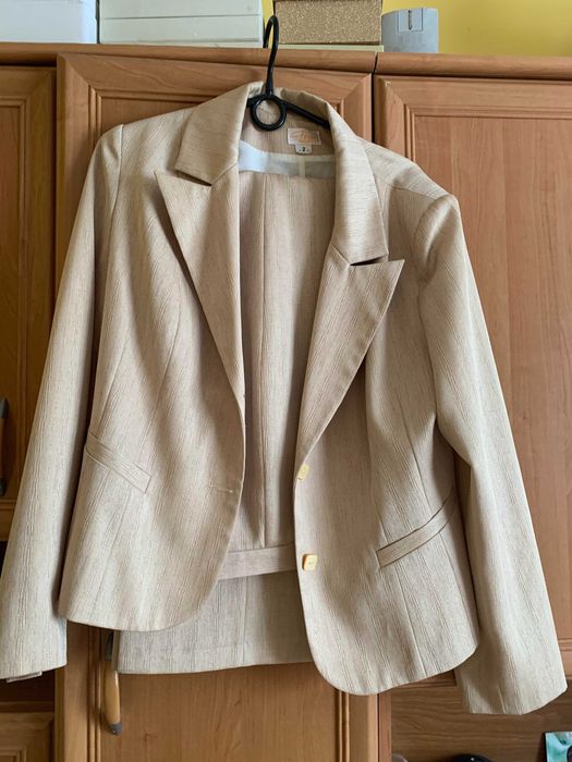 Beżowy komplet spodnie i marynarka