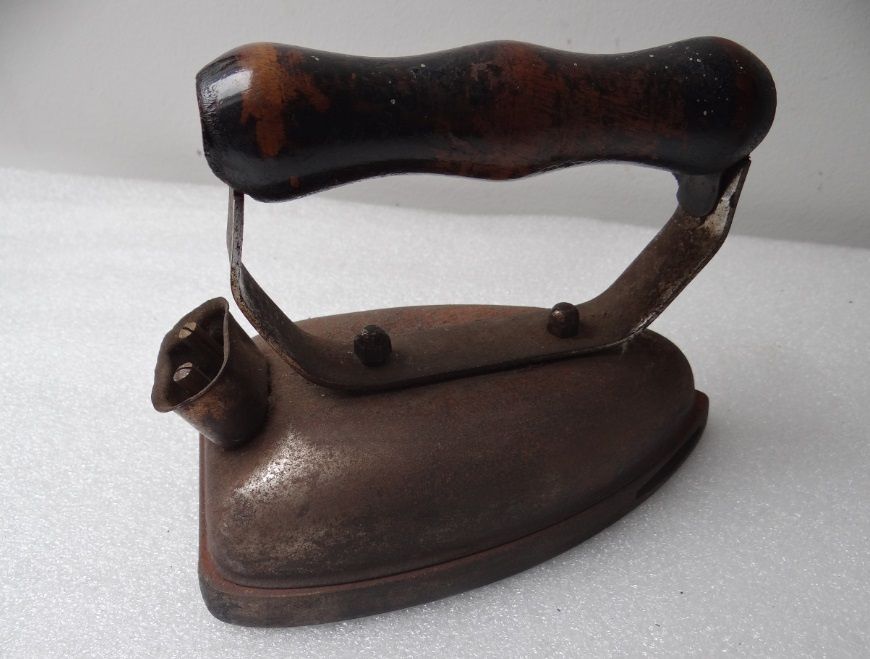 Ferro de Engomar Antigo (+/- 80 anos)