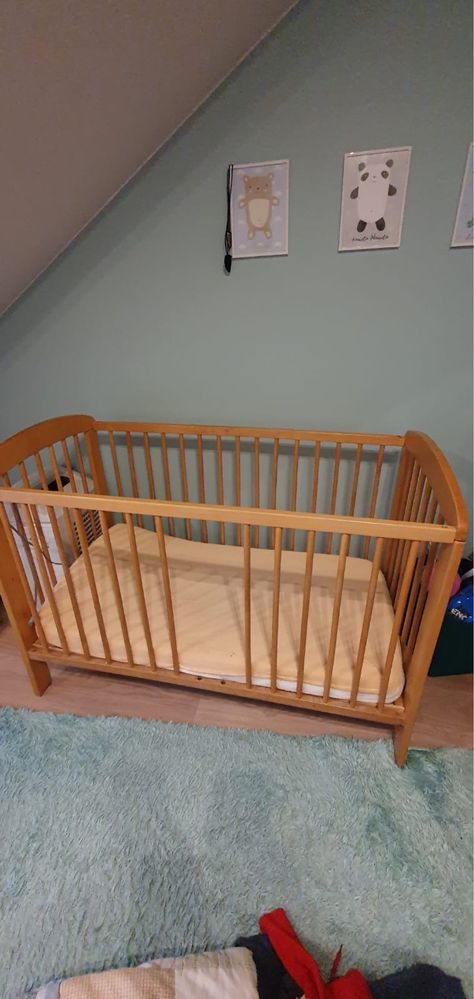 Używane drewniane łóżeczko niemowlęce + gratisy