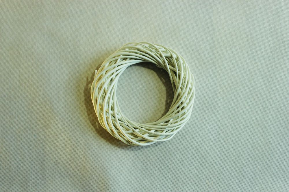 Wianek wiklinowy biały 20cm