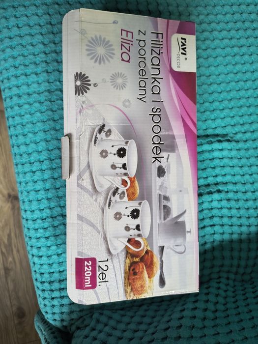 Komplet filiżanek z spodkami z porcelany stan bdb 12 el