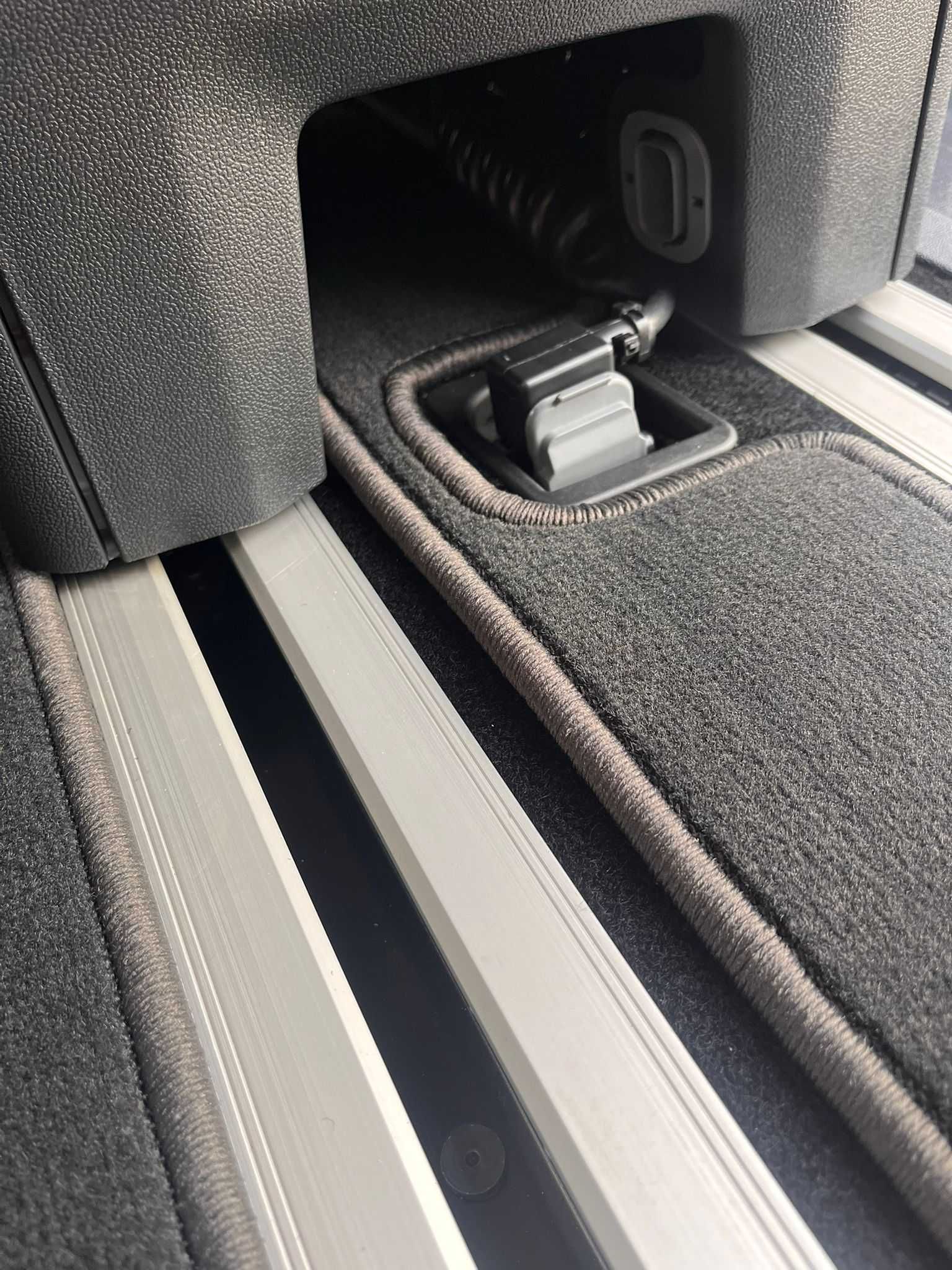 Dywaniki welurowe Nowy Ford Transit Tourneo Custom 2024