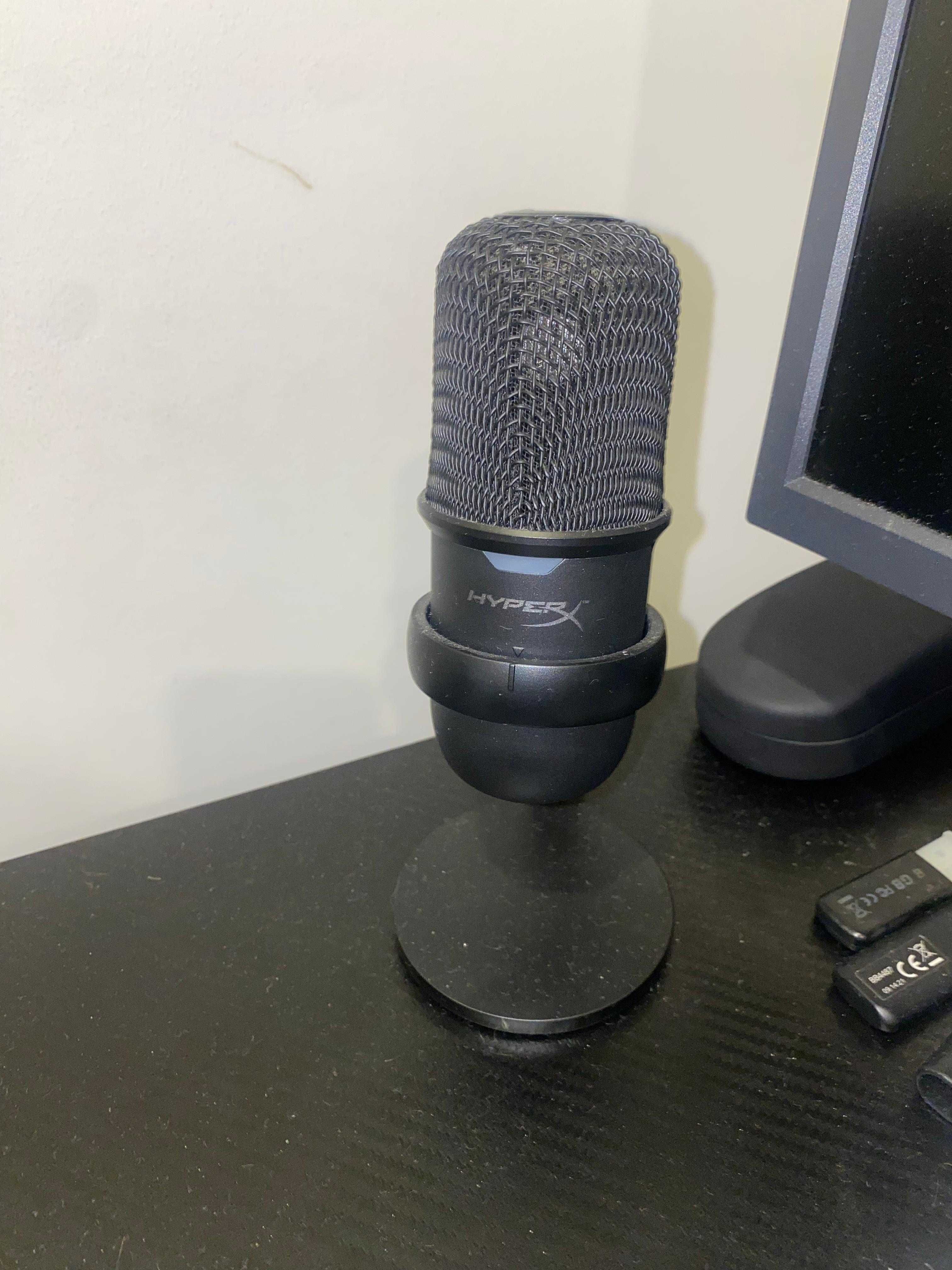 Vendo Tudo (1 ANO DE USO) PC/Mouse/Teclado/Fones/Mesa/Cadeira