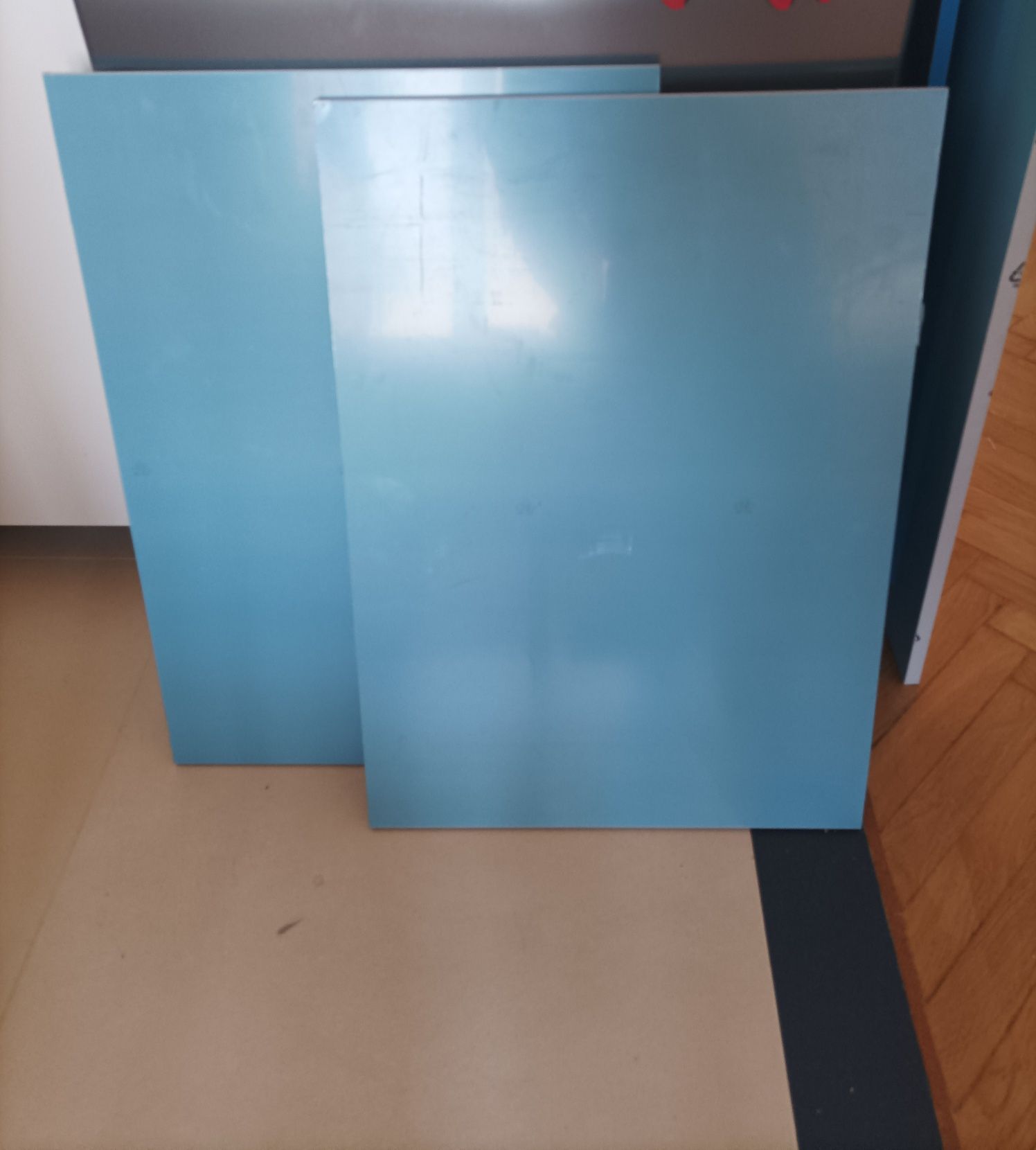 Dwa panele Ikea, kolor jasnoszary