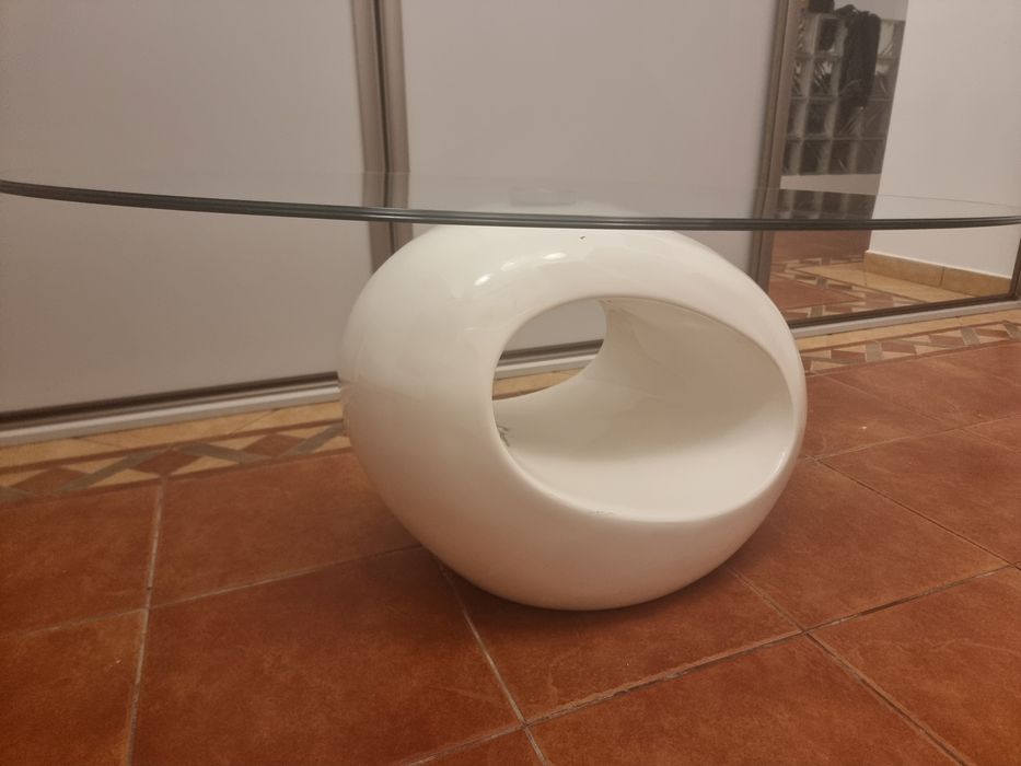 Szklany owalny stolik kawowy