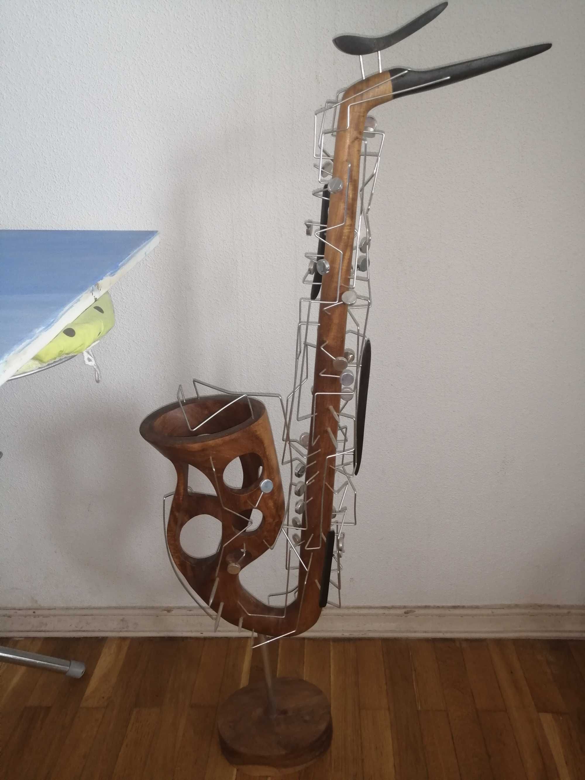 Статуэтка -саксофон из тикового дерева