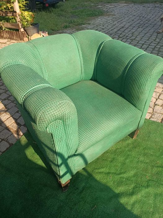 Duży fotel klubowy zielony (na sprężynach).