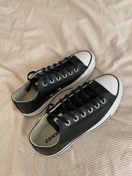 Chuck Taylor All Star com plataforma. Tecido pele.