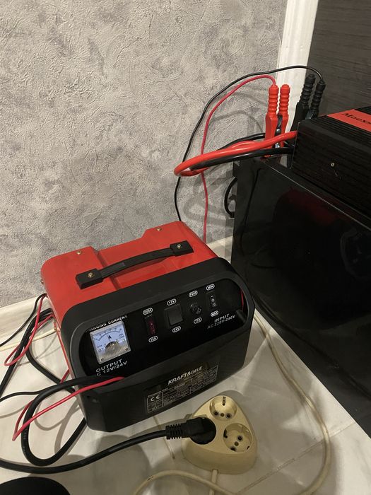 Зарядний пристрій для акамулятора 12-24 Kraft &DELE