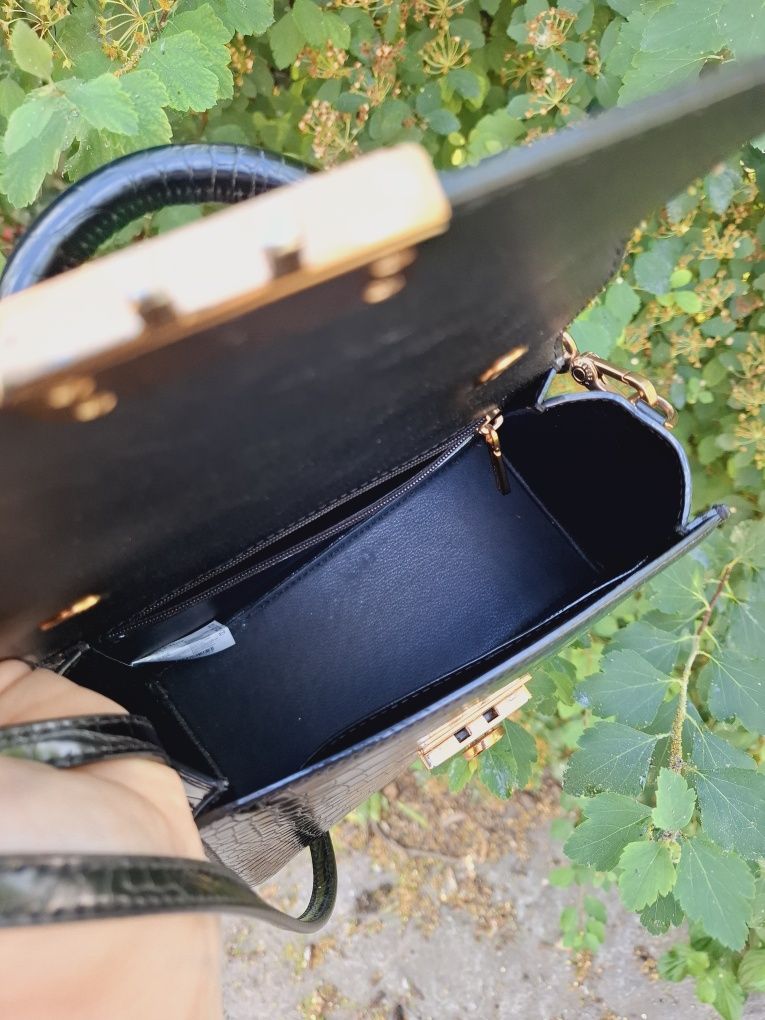 Чёрная небольшая сумочка Charles & Keith тиснение крокодил