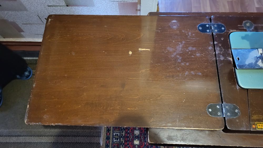 Швейна машинка Зінгер зі станиною в повному комплекті