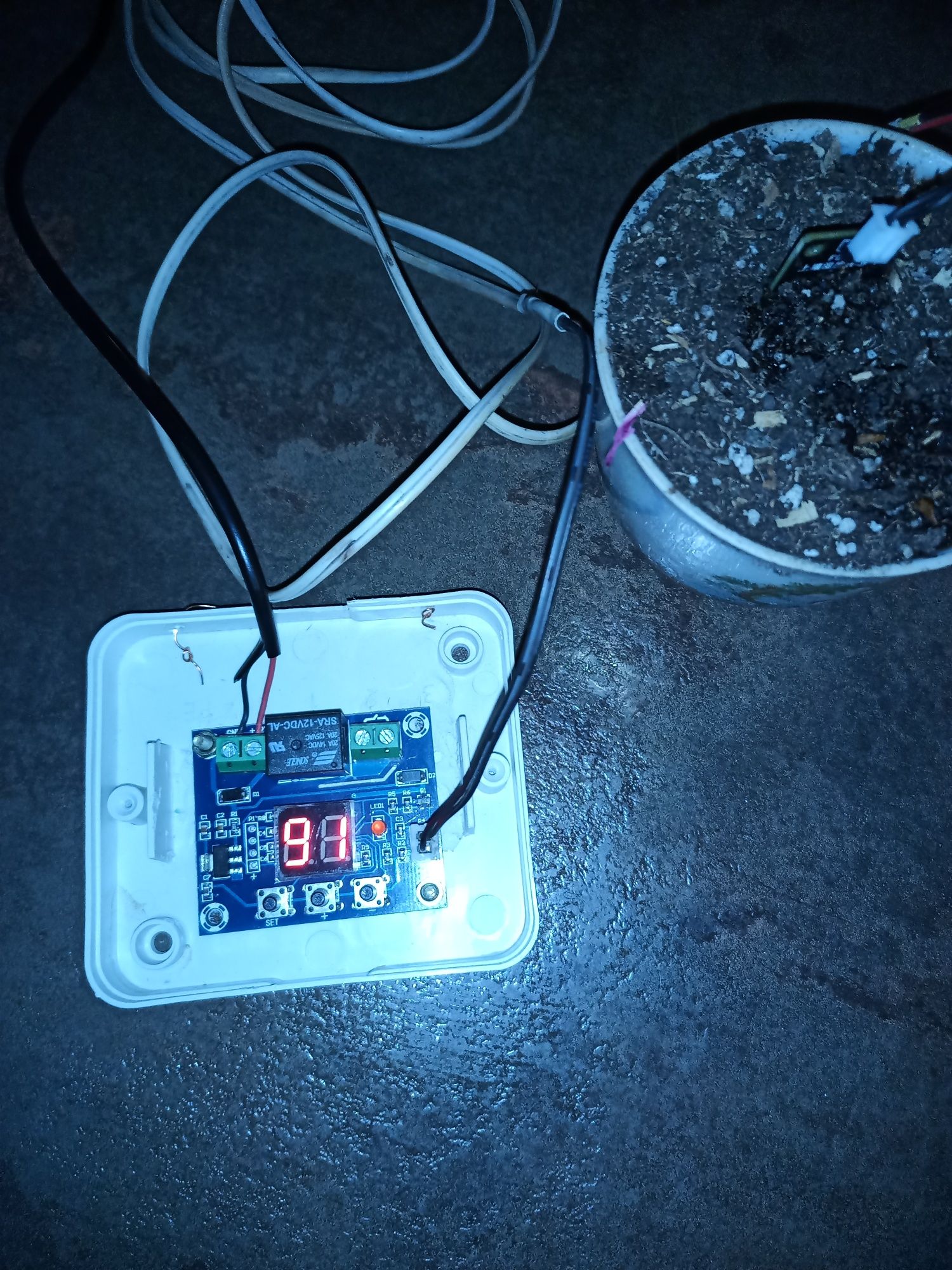 Датчик влажности почвы с контроллером для автоматического полива
