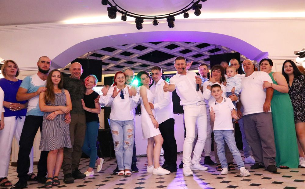 Ведучий, співак, артист, шоумен: ведення, музика, світло, дим!