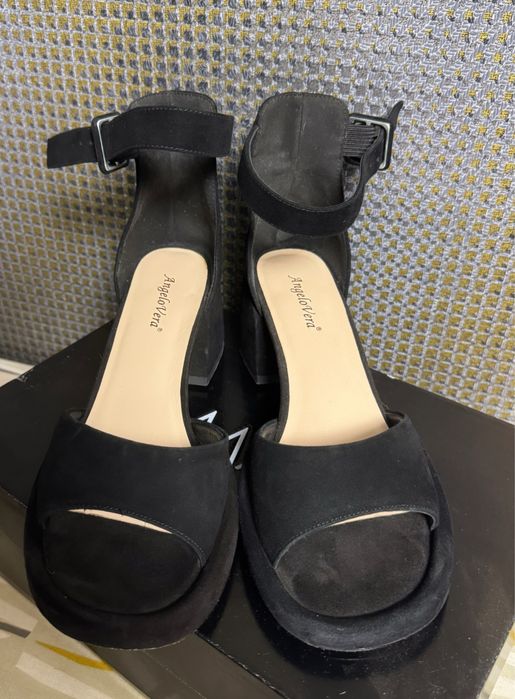 Женсие босоножки замш